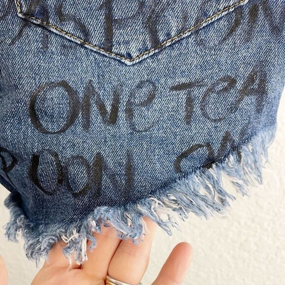 ONE TEASPOON Bonitas HIGH WAIST MOM FIT SHORT with graffiti design NWT 33 - Picture 11 of 14